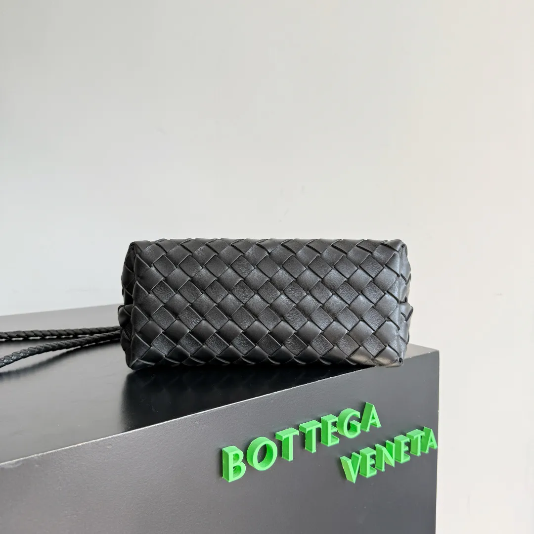 The new Andiamo batch of 3060 BV is shipped‼ ️The classic intercciato weaving process is used to create a soft bag, the metal knot is made of micro-cast aluminum using jewelry technology🪢, and the decorative beads are made of metal and hand-polished oak, allowing you to jump repeatedly between elegance and fun💃, making it unpredictable. Classic and versatile, it shows off your temperament, and the bag has a large capacity, making it very convenient for daily commuting! It has a variety of carrying methods, the shoulder straps can be adjusted by yourself, the original lambskin feels soft and delicate, and the unisex style breaks gender boundaries and brings a more practical and long-lasting use experience. The Andiamo, which has both elegant and casual styles, perfectly interprets the "fashionable old money style". Style number: 743568+wood hardware Color: black silver buckle Size: 25*22*10.5cm